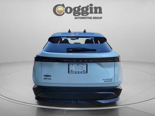 Everest White Pearl Tricoat/Black Diamond Pearl 2025 Nissan ARIYA PLATINUM+