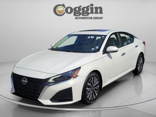 Pearl White Tricoat 2023 Nissan Altima 2.5 SV