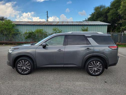 2022 Nissan Pathfinder SL 2WD