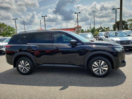 2025 Nissan Pathfinder SL FWD