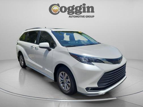 Wind Chill Pearl 2026 Toyota Sienna XLE