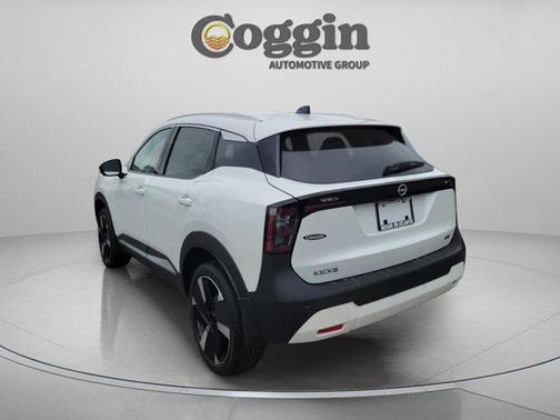 Aspen White Tricoat 2026 Nissan Kicks SR