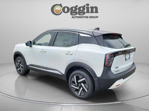 Aspen White Tricoat/Super Black 2026 Nissan Kicks SV
