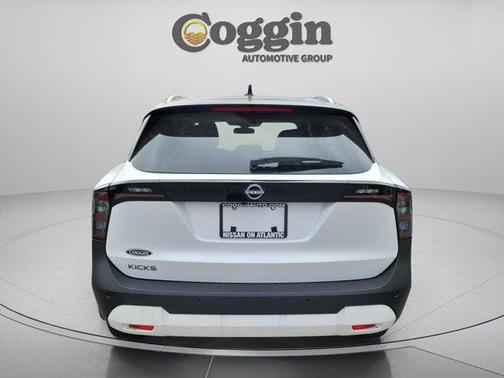 Aspen White Tricoat/Super Black 2026 Nissan Kicks SV