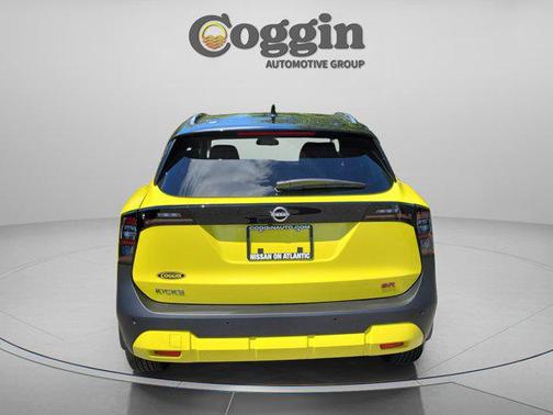 Yuzu Yellow Metallic/Super Black 2026 Nissan Kicks SR