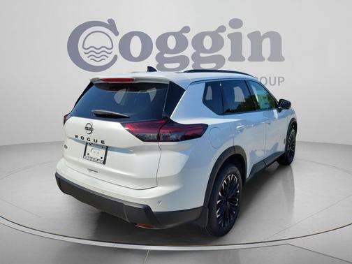 Everest White Pearl Tricoat 2026 Nissan Rogue Dark Armor