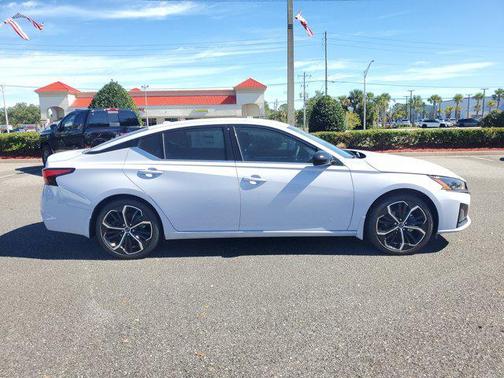 2025 Nissan Altima SR FWD