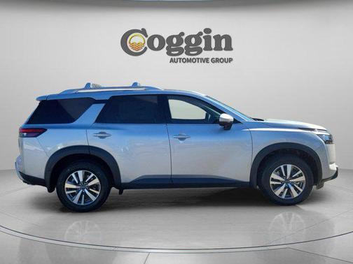 2025 Nissan Pathfinder SL FWD