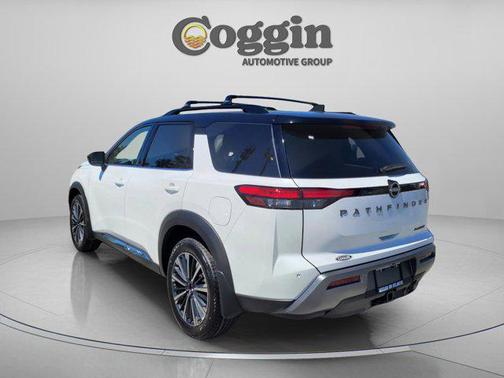 Everest White Pearl Tricoat/Super Black 2026 Nissan Pathfinder Platinum