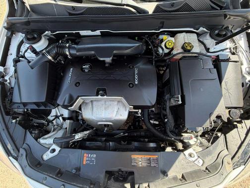 White 2016 Chevrolet Malibu Limited LT