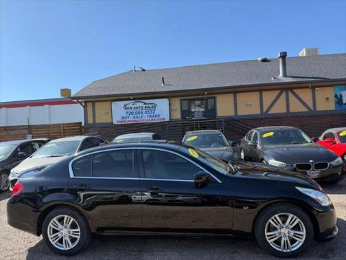 2015 INFINITI Q40 Base