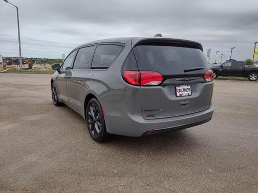 Photo 5 of 9 of 2020 Chrysler Pacifica Touring
