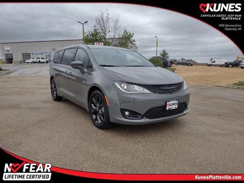 Photo 1 of 9 of 2020 Chrysler Pacifica Touring