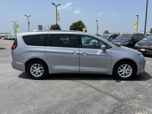 Photo 2 of 29 of 2020 Chrysler Pacifica Touring-L