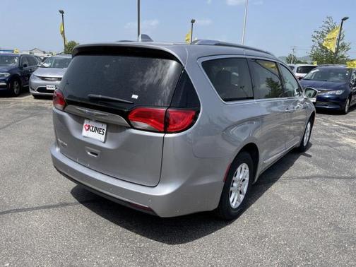 Photo 3 of 29 of 2020 Chrysler Pacifica Touring-L