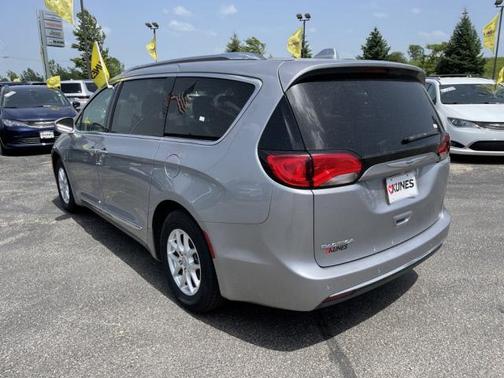 Photo 4 of 29 of 2020 Chrysler Pacifica Touring-L