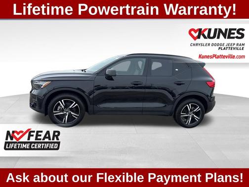 Onyx Black Metallic 2024 Volvo XC40 B5 Core