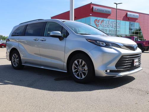 2024 Toyota Sienna XLE
