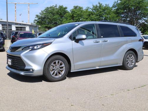 2024 Toyota Sienna XLE