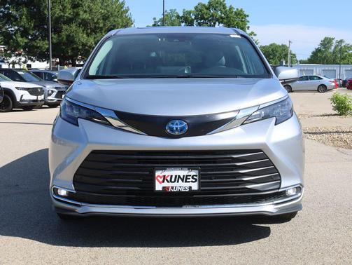 2024 Toyota Sienna XLE