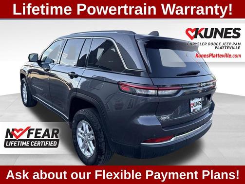 Baltic Gray Metallic Clearcoat 2023 Jeep Grand Cherokee Laredo