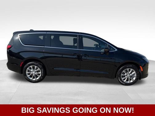 Diamond Black Crystal Pearl-Coat Exterior Paint 2027 Chrysler Pacifica L