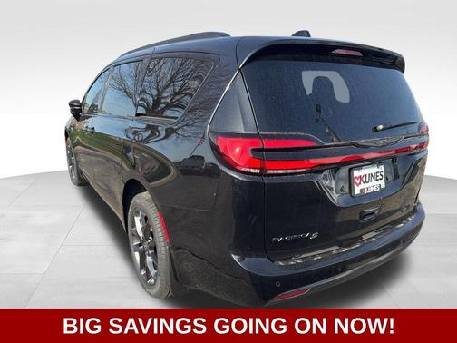 Diamond Black Crystal Pearl-Coat Exterior Paint 2026 Chrysler Pacifica L