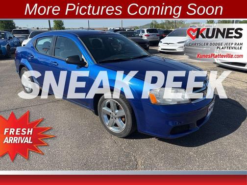 Blue Streak Pearlcoat 2014 Dodge Avenger SE