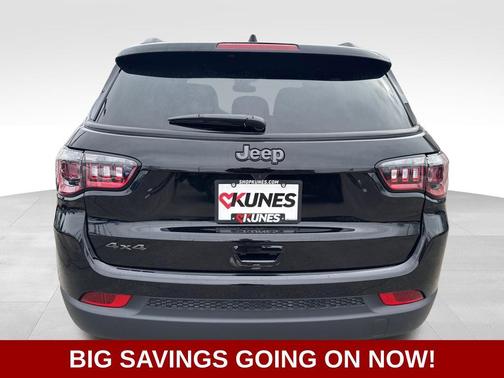 Diamond Black Crystal Pearl-Coat Exterior Paint 2026 Jeep Compass Latitude