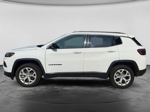 Bright White Clearcoat 2024 Jeep Compass Latitude