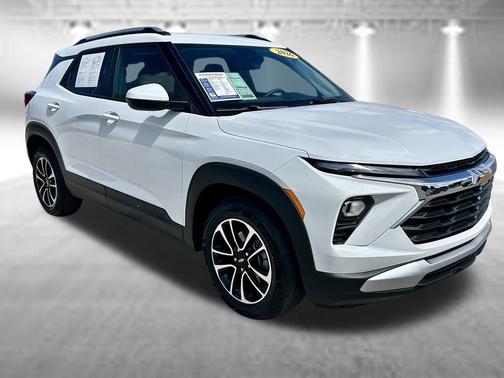 Summit White 2026 Chevrolet Trailblazer LT