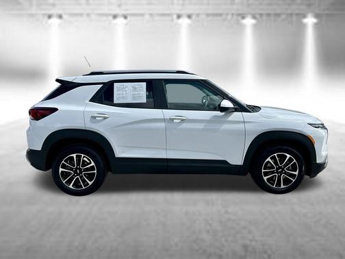 Summit White 2026 Chevrolet Trailblazer LT