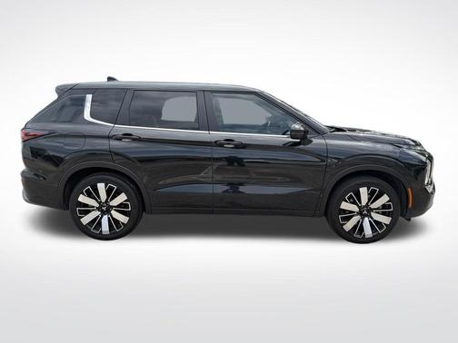 Black 2025 Mitsubishi Outlander SE