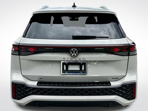 2026 Volkswagen Tiguan 2.0T SEL R-Line