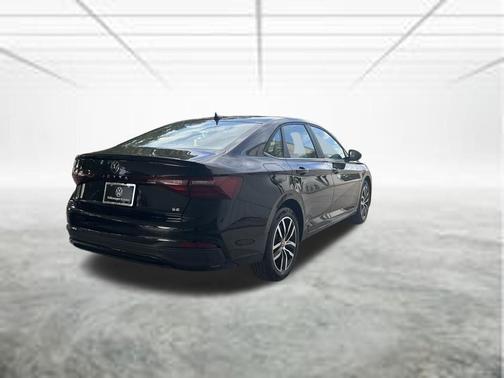 Deep Black Pearl Effect 2026 Volkswagen Jetta 1.5T SE