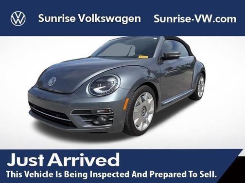 Platinum Gray Metallic w/ Black Top 2019 Volkswagen Beetle 2.0T SE