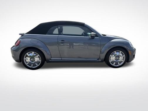 Platinum Gray Metallic w/ Black Top 2019 Volkswagen Beetle 2.0T SE