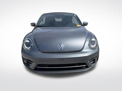 Platinum Gray Metallic w/ Black Top 2019 Volkswagen Beetle 2.0T SE