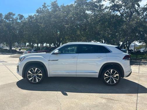 Opal White Pearl 2026 Volkswagen Atlas Cross Sport 2.0T SEL Premium R-Line