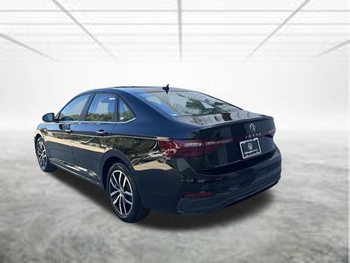 Deep Black Pearl Effect 2026 Volkswagen Jetta 1.5T SE