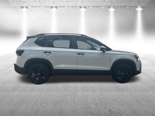 Pure White W/Deep Black Roof 2026 Volkswagen Taos 1.5T SE Black