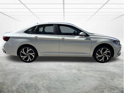 White 2027 Volkswagen Jetta 1.5T SEL