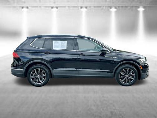 Deep Black Pearl Effect 2022 Volkswagen Tiguan 2.0T SE