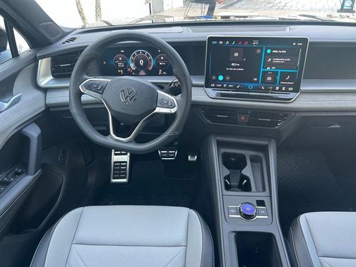 Deep Black Pearl Effect 2026 Volkswagen Tiguan 2.0T SE R-Line Black