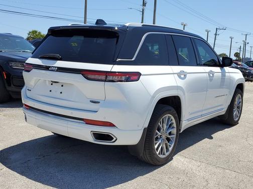 2022 Jeep Grand Cherokee Summit