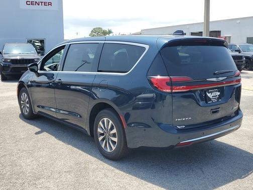 2025 Chrysler Pacifica Hybrid Select