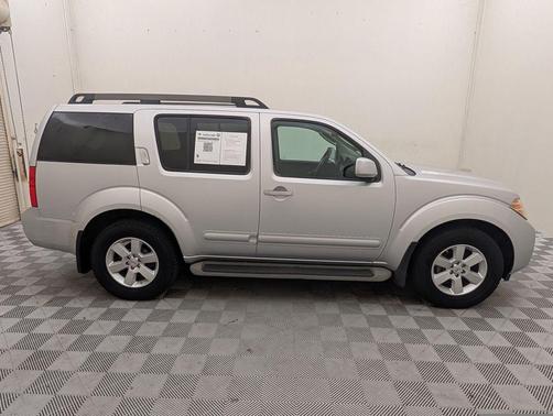 Silver Lightning Metallic 2011 Nissan Pathfinder SV