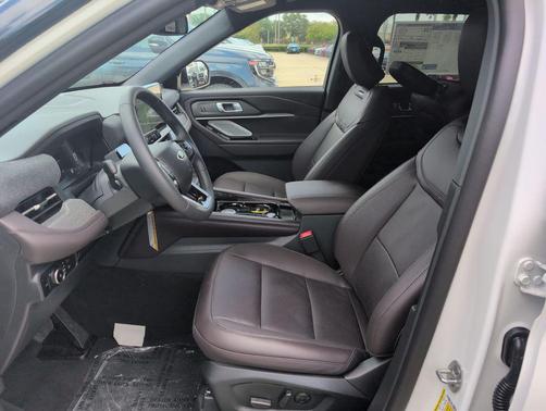Star White Metallic Tri-Coat 2026 Ford Explorer Platinum
