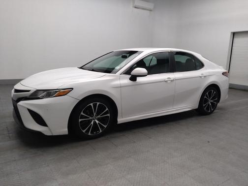 Super White 2018 Toyota Camry SE