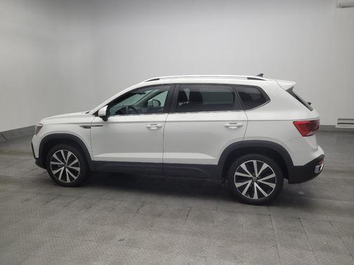 White 2023 Volkswagen Taos 1.5T SE